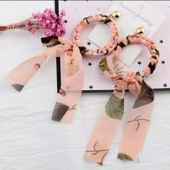 🍒NWOT🍒 RIBBON WRAPPED STATEMENT EARRINGS - Picture 3 of 4
